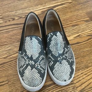Vionic size 6.5 Snakeskin flats